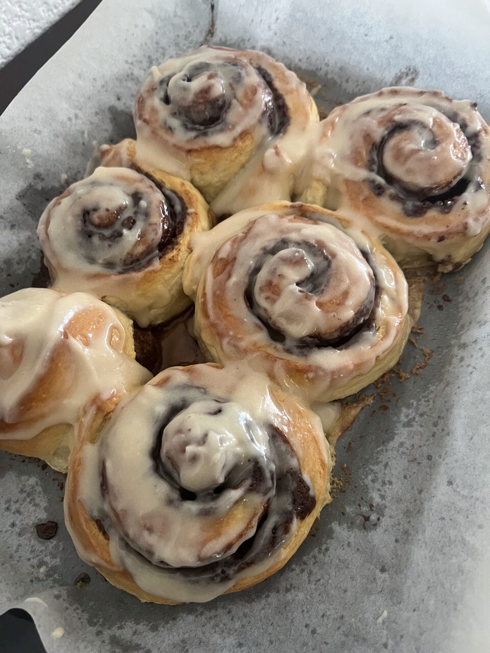 Roles de canela caseros glaseados con queso crema