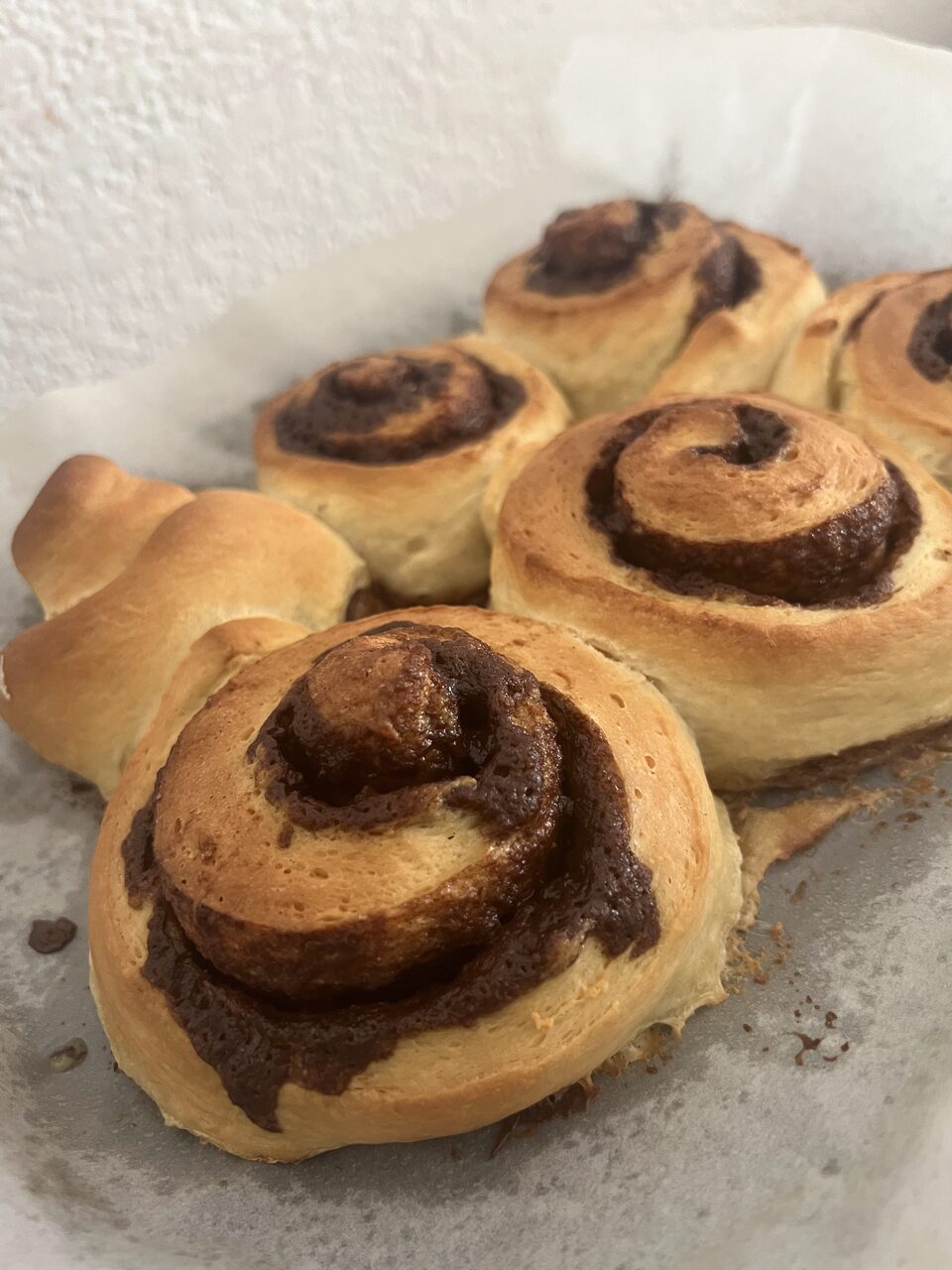 Primera tanda de roles de canela recién salida del horno