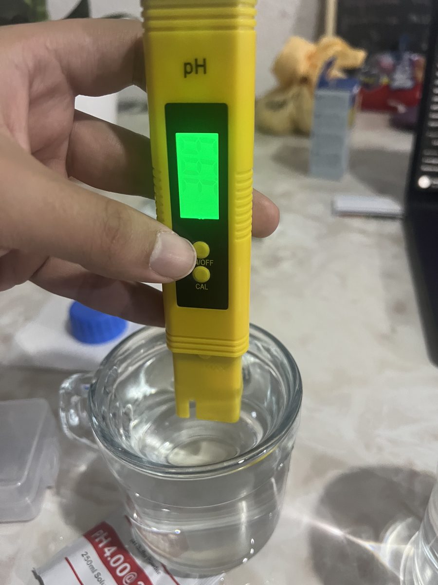 pH pen calibrating in 4.00 buffer solution, green screen reading